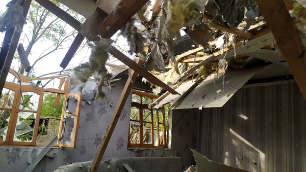 Дом, в который попал артиллерийский снаряд, в селе Алибейли Агдамского района Дом, в который попал артиллерийский снаряд, в селе Алибейли Агдамского района - Sputnik Азербайджан