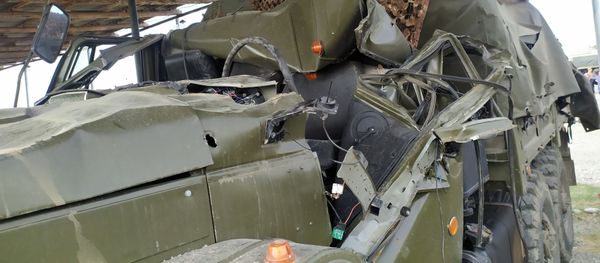 Захваченная техника ВС Армении азербайджанскими солдатами - Sputnik Азербайджан