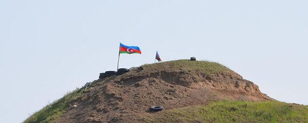Азербайджанский солдат на освобожденном от оккупации возвышенности Леле Тепе Азербайджанский солдат на освобожденном от оккупации возвышенности Леле Тепе - Sputnik Азербайджан
