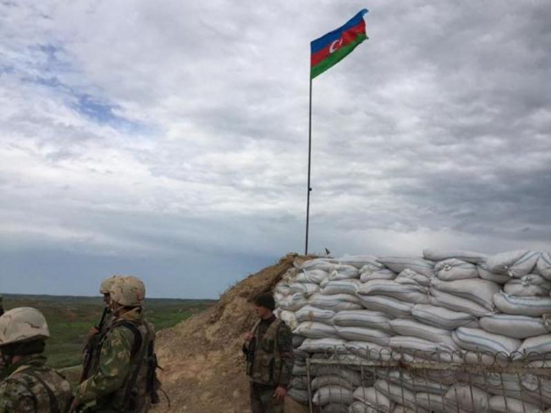 Азербайджанский солдат на освобожденном от оккупации возвышенности Леле Тепе - Sputnik Азербайджан, 1920, 02.04.2024