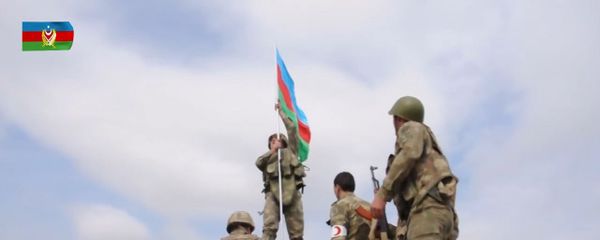 Азербайджанский флаг поднят на посту, где героически сражался Мубариз Ибрагимов - Sputnik Азербайджан