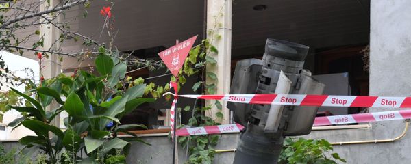 Неразорвашаяся ракета во дворе жилого дома в городе Гянджа - Sputnik Азербайджан