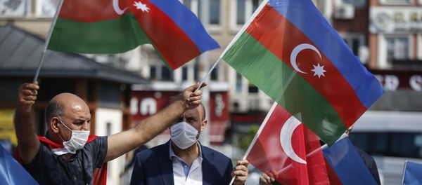 Мужчины с флагами Турции и Азербайджана Мужчины с флагами Турции и Азербайджана - Sputnik Азербайджан