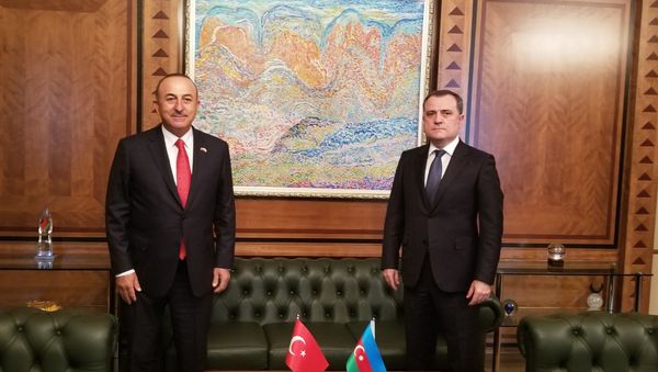 Azərbaycan və Türkiyə XİN rəhbərləri Ceyhun Bayramov və Mövlüd Çavuşoğlunun görüşü - Sputnik Азербайджан