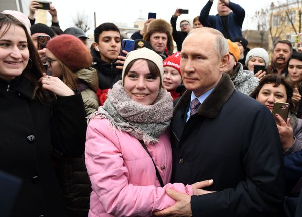 Президент РФ Владимир Путин с местными жителями после посещения детской поликлиники городской клинической больницы №4 города Иваново - Sputnik Азербайджан