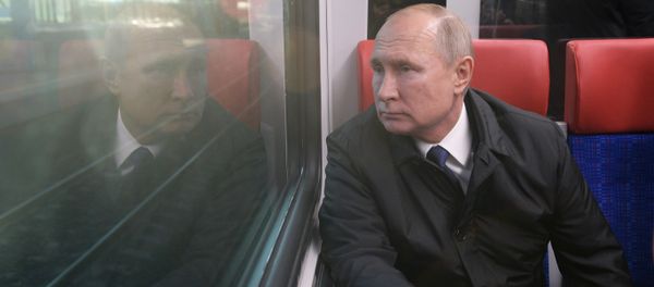 Владимир Путин во время поездки на Иволге по МЦД - Sputnik Азербайджан