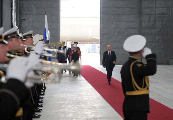 Владимир Путин на церемонии закладки боевых кораблей на судостроительном заводе Залив в Керчи - Sputnik Азербайджан
