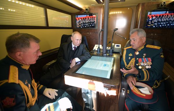 Президент РФ, верховный главнокомандующий Владимир Путин, министр обороны РФ Сергей Шойгу (справа) и командующий войсками Западного военного округа Александр Журавлев (слева) в каюте президентского катера во время перехода в акваторию Финского залива - Sputnik Азербайджан