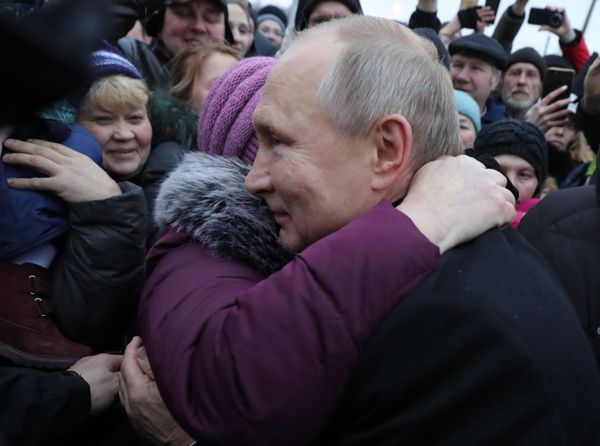Президент России Владимир Путин во время общения с жителями Санкт-Петербурга - Sputnik Азербайджан