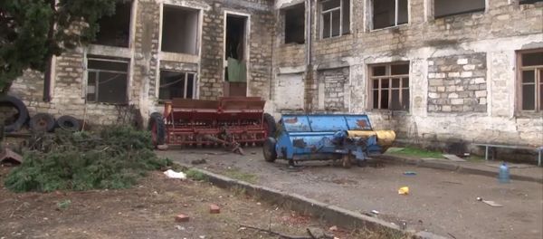 Первые кадры с освобожденного села Шукурбейли Первые кадры с освобожденного села Шукурбейли - Sputnik Азербайджан