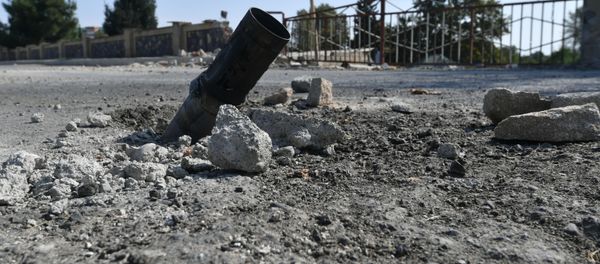 Снаряд системы залпового огня Град на дороге в азербайджанском Тертере близ Карабаха - Sputnik Азербайджан