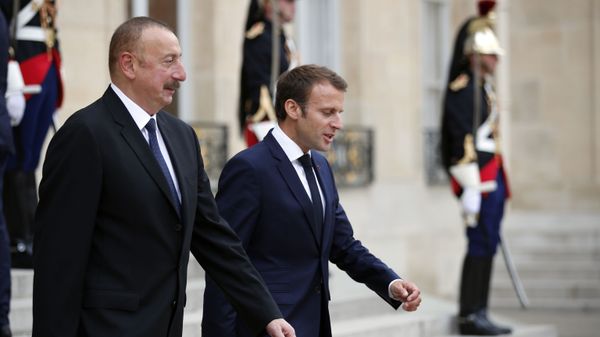 Президент Азербайджана Ильхам Алиев и президент Франции Эмануэль Макрон, фото из архива - Sputnik Азербайджан