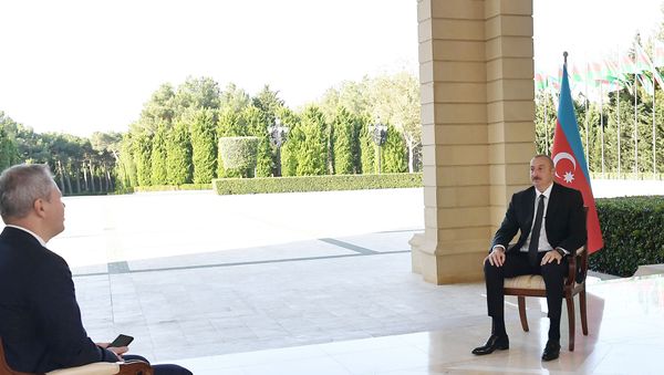 Prezident İlham Əliyev Rusiyanın RBK televiziya kanalına müsahibəsi zamanı - Sputnik Азербайджан