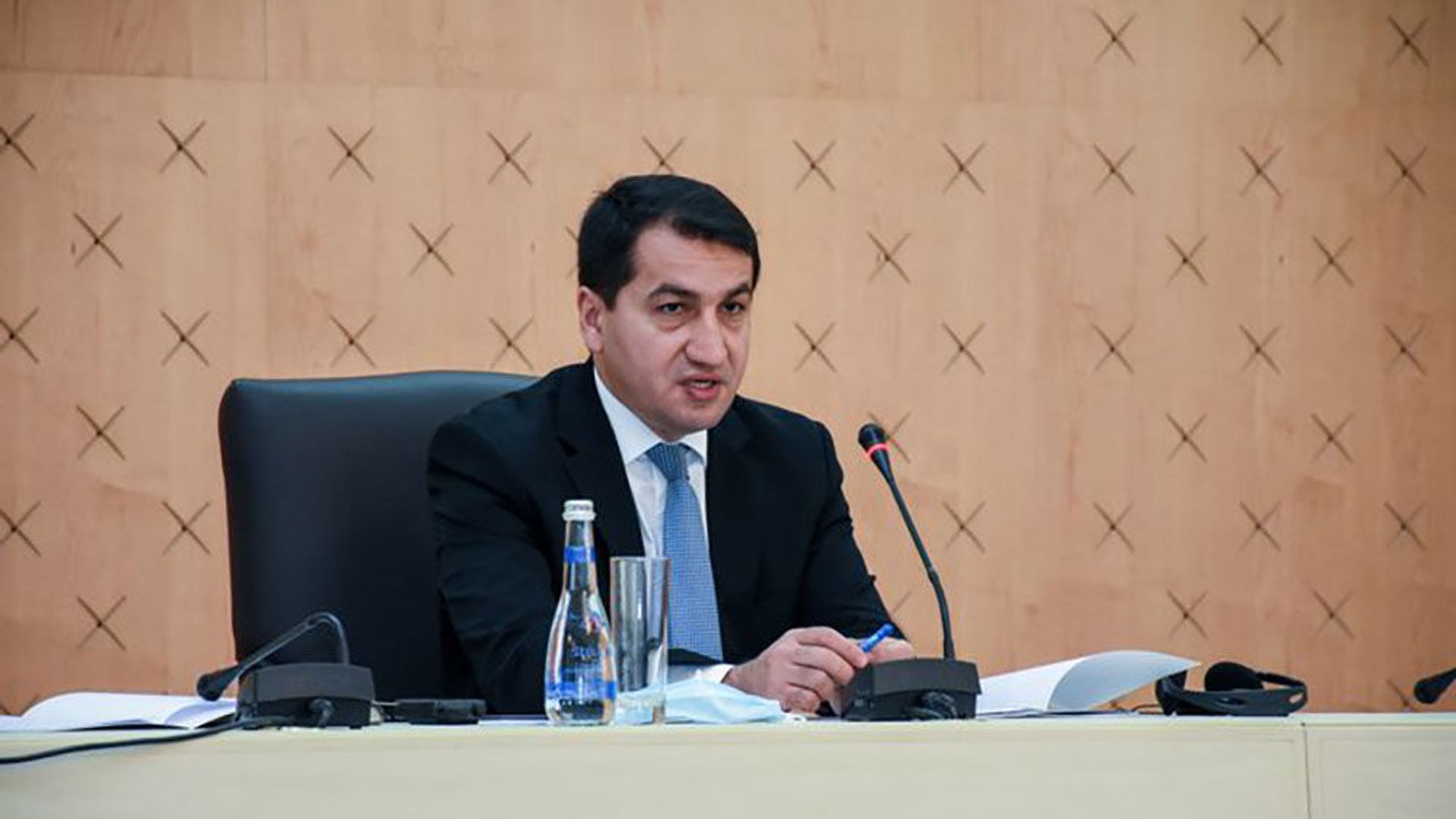 Помощник Президента Азербайджана - заведующий отделом по вопросам внешней политики Хикмет Гаджиев - Sputnik Азербайджан, 1920, 26.04.2021