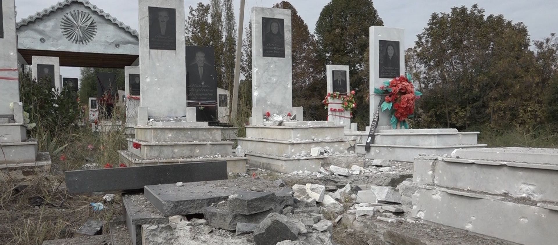 Снаряды добрались и до мертвых: кладбище в Тертере после бомбардировки  - Sputnik Азербайджан, 1920, 11.10.2020