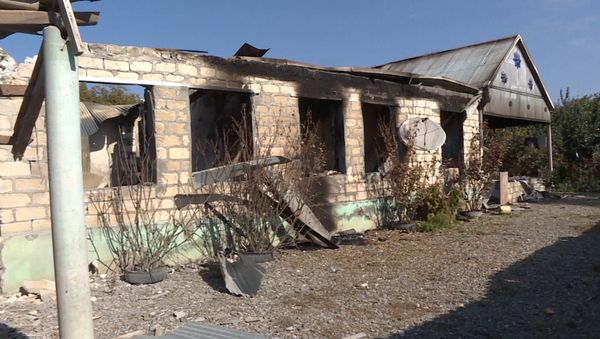 Мирное село в Агджебеди второй раз за 30 лет стало мишенью для обстрела - видео - Sputnik Азербайджан