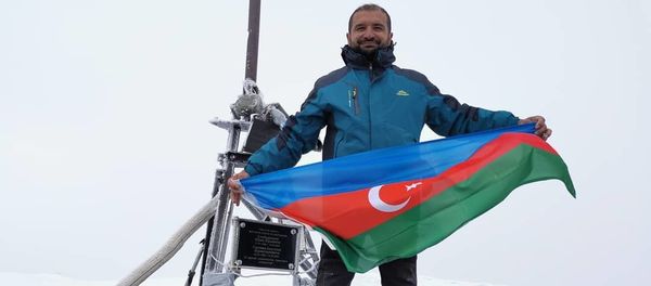 Восхождение на высочайшую вершину Азербайджана — Базардюзю в поддержку ВС Азербайджана - Sputnik Азербайджан
