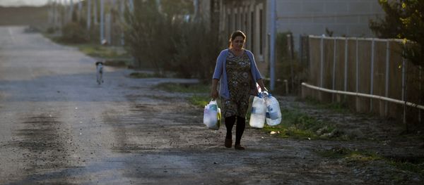 Женщина с емкостями с водой в селе Чоджук Марджанлы Джебраильского района. - Sputnik Азербайджан