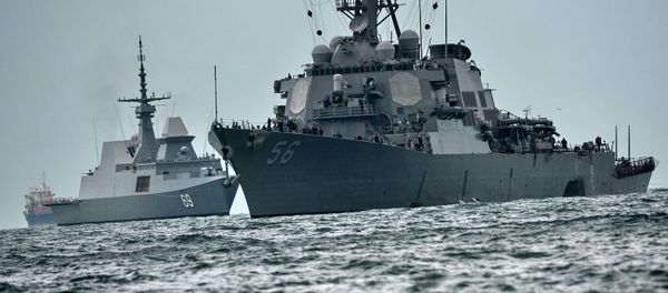 Эсминец ВМС США Джон Маккейн после столкновения с торговым судном, 21 августа 2017 - Sputnik Азербайджан