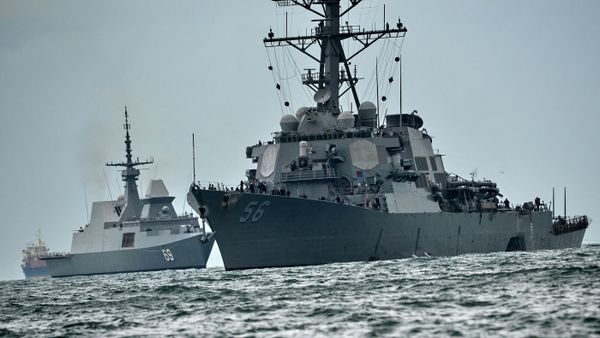 Эсминец ВМС США Джон Маккейн после столкновения с торговым судном, 21 августа 2017 - Sputnik Азербайджан