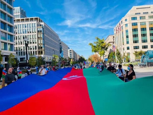 Мать и дочь за ночь сшили 14-метровый флаг Азербайджана для акции в Вашингтоне - Sputnik Азербайджан