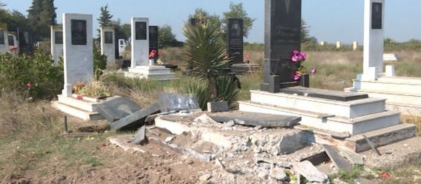 ВС Армении снова взяли на прицел кладбище - видео - Sputnik Азербайджан