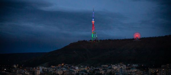 Тбилисская телевышка в цветах флага Азербайджана - Sputnik Азербайджан