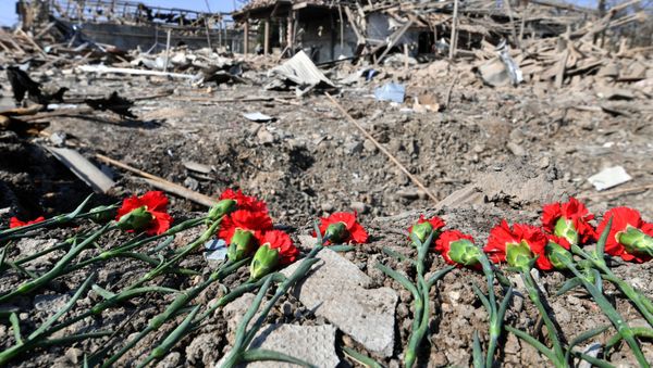Цветы у разрушенного после обстрела дома в Гяндже. - Sputnik Азербайджан