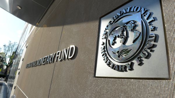 Табличка с логотипом Международного валютного фонда на стене здания МВФ - Sputnik Азербайджан