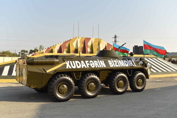 Пограничники Азербайджана получили особый БТР в подарок от коллег из другого ведомства - Sputnik Азербайджан