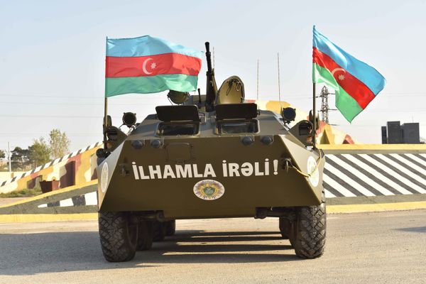 Пограничники Азербайджана получили особый БТР в подарок от коллег из другого ведомства - Sputnik Азербайджан