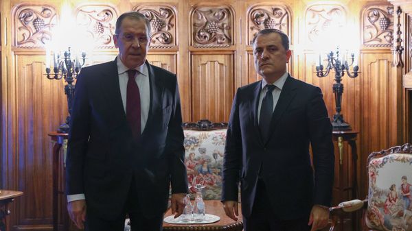Министр иностранных дел Азербайджана Джейхун Байрамов и министр иностранных дел РФ Сергей Лавров Министр иностранных дел Азербайджана Джейхун Байрамов и министр иностранных дел РФ Сергей Лавров - Sputnik Азербайджан