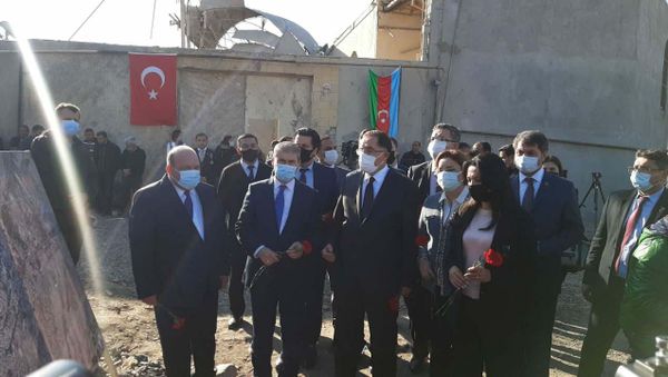 Türkiyənin Baş Ombudsmanı Gəncədə erməni vəhşiliyi ilə tanış olub - Sputnik Азербайджан