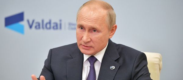 Президент РФ Владимир Путин принимает участие в заседании дискуссионного клуба Валдай - Sputnik Азербайджан