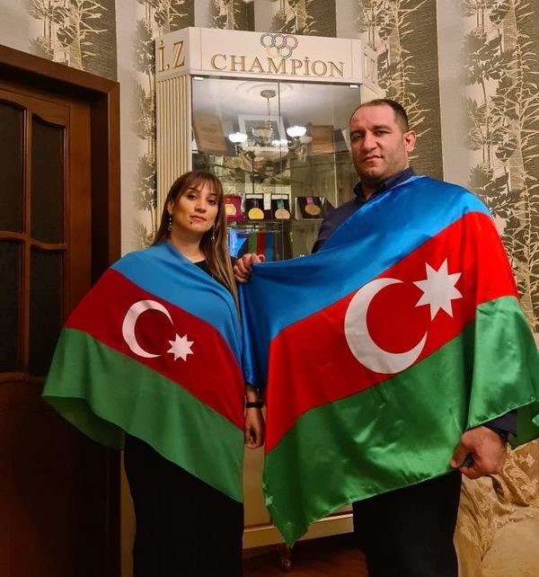 Дизайнер из Баку создала шарфы, обратившись к главному символу Азербайджана - Sputnik Азербайджан