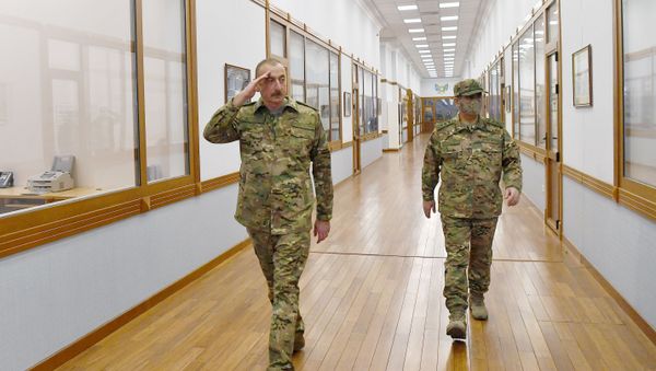 Президент Ильхам Алиев в Центральном командном пункте Министерства обороны - Sputnik Азербайджан