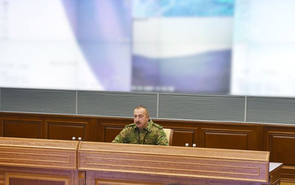 Президент Ильхам Алиев в Центральном командном пункте Министерства обороны Президент Ильхам Алиев в Центральном командном пункте Министерства обороны - Sputnik Азербайджан