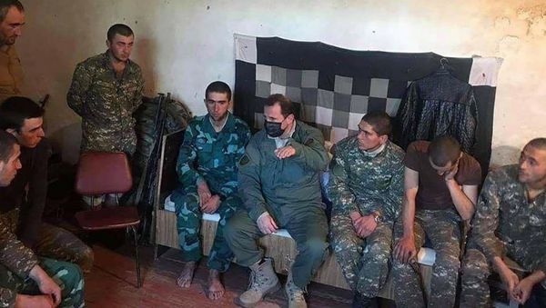 Армянский солдат, военная одежда которого похожа на форму военнослужащих Госпогранслужбы Азербайджана - Sputnik Азербайджан