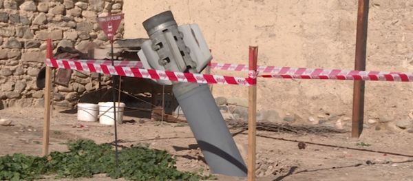 Неразорвавшаяся ракета Смерч в Гёранбое стала угрозой для жителей - видео - Sputnik Азербайджан