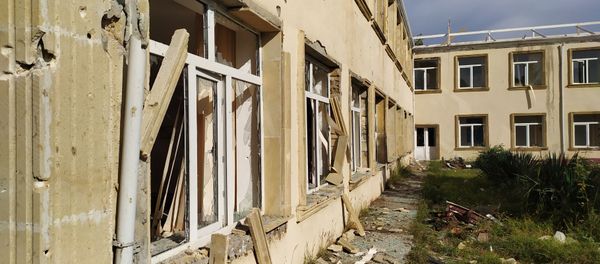 Последствия обстрелов в здании школы, расположенной в селе Гарадаглы Агдамского района - Sputnik Азербайджан