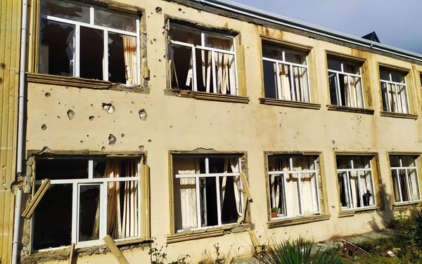 Последствия обстрелов в здании школы, расположенной в селе Гарадаглы Агдамского района - Sputnik Азербайджан