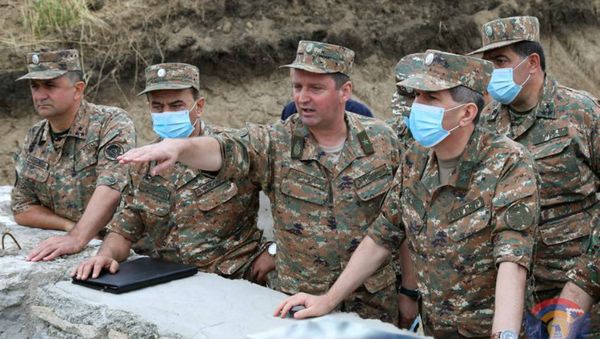 Начальник Генштаба ВС Армении Оник Гаспарян в сопровождении генерал-майора Джалала Арутюняна - Sputnik Азербайджан