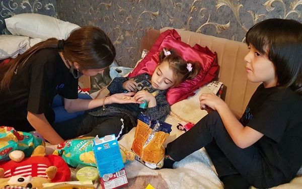 Отец Фидан Гусейновой Ягуб Гусейнов вместе семьей посетил Гянджу и навестил Хадиджу, которая в результате ракетного обстрела Гянджи потеряла обоих родителей и сестру - Sputnik Азербайджан