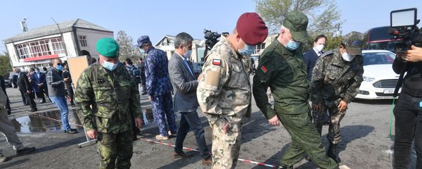 Военные атташе иностранных государств на месте вчерашнего ракетного удара в азербайджанском городе Барда. Военные атташе иностранных государств на месте вчерашнего ракетного удара в азербайджанском городе Барда. - Sputnik Азербайджан