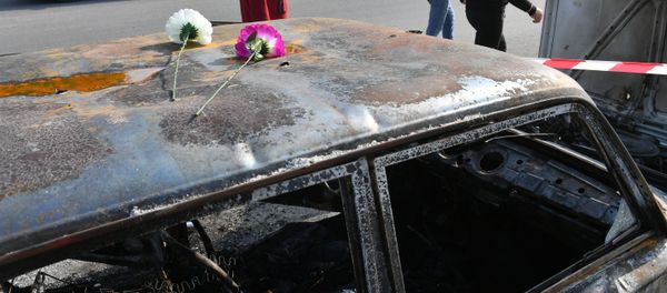 Цветы на автомобиле в азербайджанском городе Барда, сгоревшем в результате ракетного обстрела 28 октября 2020 года. Цветы на автомобиле в азербайджанском городе Барда, сгоревшем в результате ракетного обстрела 28 октября 2020 года. - Sputnik Азербайджан