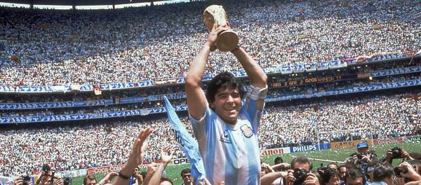 Диего Армандо Марадона поднимает над головой кубок мира по футболу после финального матча против сборной ФРГ, 1986-й год. - Sputnik Азербайджан
