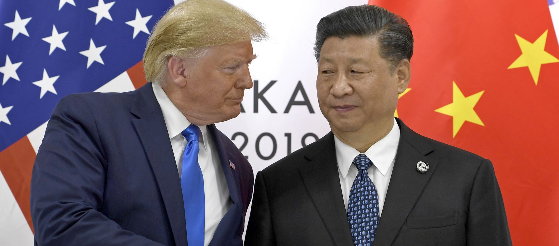 Президент США Дональд Трамп и глава КНР Си Цзиньпин на встрече в рамках саммита G20 в Осаке - Sputnik Азербайджан, 1920, 31.10.2020