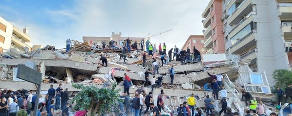  Местные жители и официальные лица ищут выживших в обрушившемся здании после сильного землетрясения в Измире  - Sputnik Азербайджан
