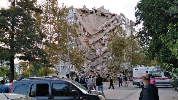 Эвакуация пострадавших во время обрушения здания в результате землетрясения, Измир, Турция - Sputnik Азербайджан