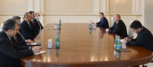 Президент Азербайджана Ильхам Алиев с министром иностранных дел Турецкой Республики Мевлютом Чавушоглу, архивное фото - Sputnik Азербайджан